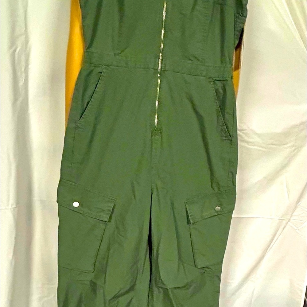 Universal thread jumpsuit olive small w/ zipper at front brand new